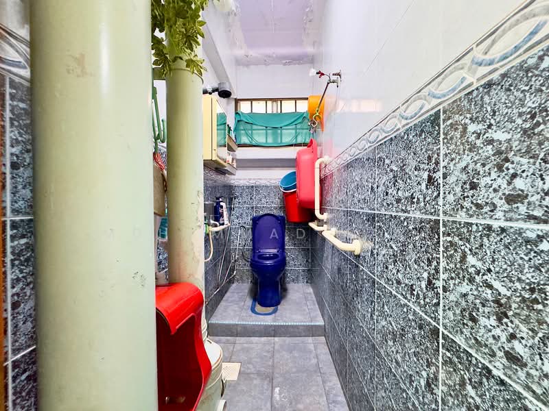 413 Eunos Road 5, 413 Eunos Road 5, 4 Bedrooms, 1,388 sqft, HDB Flat For Sale, by Muhammad Azan, 500121937 - Bathroom - PropertyGuru.com.sg