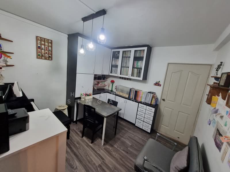238 Lorong 1 Toa Payoh, 238 Lorong 1 Toa Payoh, 3 Bedrooms, 1,292 sqft, HDB Flat For Sale, by Helen Lai Singapore, 500121941 - Bedroom 2 with built-in cabinet - PropertyGuru.com.sg