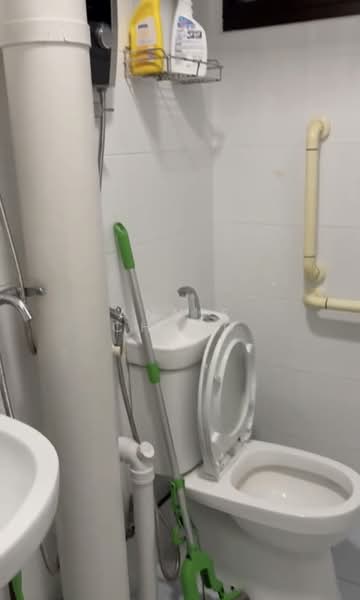 363 Clementi Avenue 2, 363 Clementi Avenue 2, Room Rental, 90 sqft, HDB Flat For Rent, by Annie Chong, 500121946 - Bathroom - PropertyGuru.com.sg