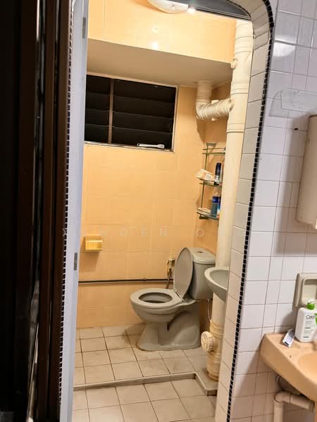 512 West Coast Drive, 512 West Coast Drive, 3 Bedrooms, 990 sqft, HDB Flat For Rent, by Xenden Ong, 500121960 - Bathroom - PropertyGuru.com.sg