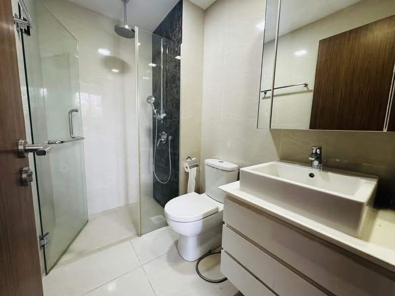 Kensington Square, 2 Jalan Lokam, 2 Bedrooms, 904 sqft, Apartment For Rent, by Ong Zi Ying 王姿穎, 500121983 - Common bedroom bathroom  - PropertyGuru.com.sg