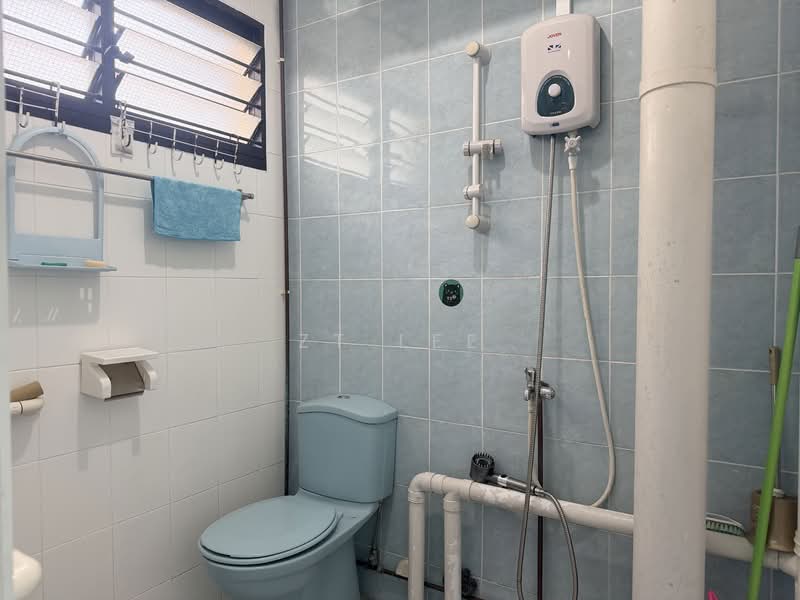 808 Tampines Avenue 4, 808 Tampines Avenue 4, 2 Bedrooms, 786 sqft, HDB Flat For Sale, by ZT Lee, 500121984 - Bathroom - PropertyGuru.com.sg