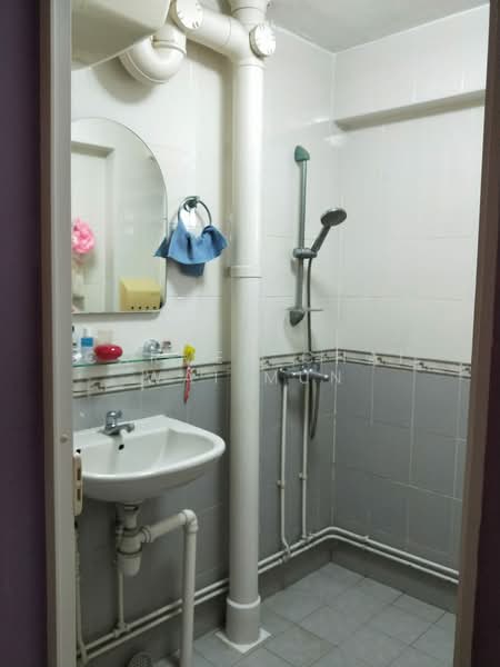 193 Lorong 4 Toa Payoh, 193 Lorong 4 Toa Payoh, 3 Bedrooms, 904 sqft, HDB Flat For Rent, by Carmen Chai Wai Mun, 500121988 - Bathroom - PropertyGuru.com.sg