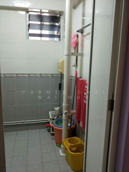 193 Lorong 4 Toa Payoh, 193 Lorong 4 Toa Payoh, 3 Bedrooms, 904 sqft, HDB Flat For Rent, by Carmen Chai Wai Mun, 500121988 - Bathroom - PropertyGuru.com.sg