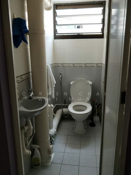 193 Lorong 4 Toa Payoh, 193 Lorong 4 Toa Payoh, 3 Bedrooms, 904 sqft, HDB Flat For Rent, by Carmen Chai Wai Mun, 500121988 - Bathroom - PropertyGuru.com.sg