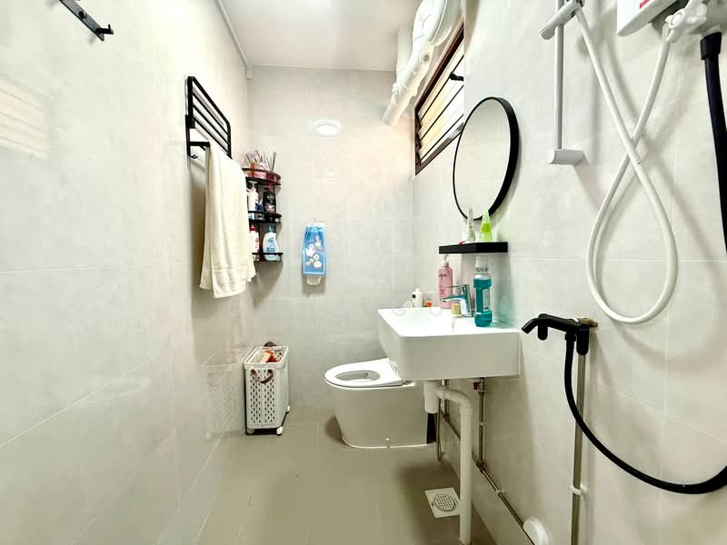 305 Tampines Street 32, 305 Tampines Street 32, 3 Bedrooms, 1,345 sqft, HDB Flat For Sale, by Gary Goh, 500121991 - Common Bathroom - PropertyGuru.com.sg