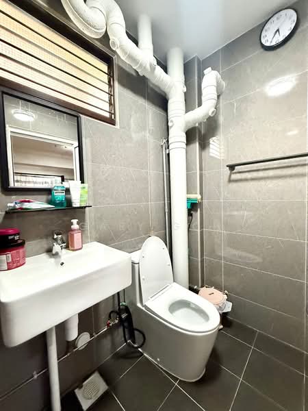 305 Tampines Street 32, 305 Tampines Street 32, 3 Bedrooms, 1,345 sqft, HDB Flat For Sale, by Gary Goh, 500121991 - Master Bathroom - PropertyGuru.com.sg