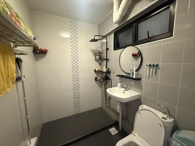410 Jurong West Street 42, 410 Jurong West Street 42, 3 Bedrooms, 1,539 sqft, HDB Flat For Sale, by Freddie Pang, 500121999 - Bathroom - PropertyGuru.com.sg