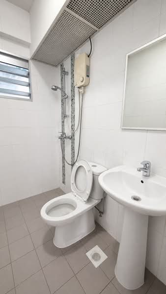 209B Punggol Place, 209B Punggol Place, 2 Bedrooms, 721 sqft, HDB Flat For Sale, by Frederick Foo, 500122006 - Bathroom - PropertyGuru.com.sg