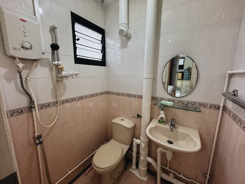 425 Ang Mo Kio Avenue 3, 425 Ang Mo Kio Avenue 3, 2 Bedrooms, 786 sqft, HDB Flat For Rent, by Aaron Chen, 500122026 - Bathroom - PropertyGuru.com.sg