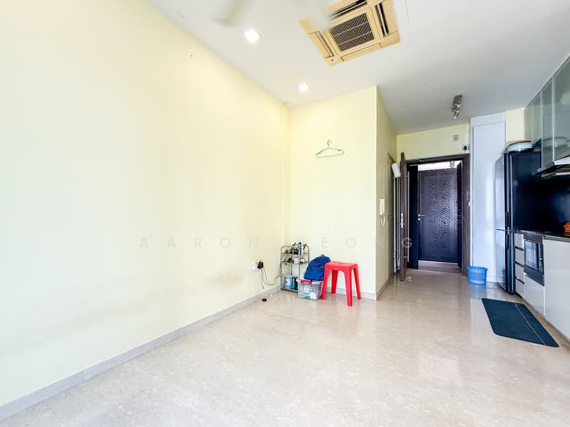 Near Kovan Mrt, Landed Facing, 2 Bedder with Utility, , 2 Bedrooms, 914 sqft, Apartment For Sale, by Aaron Leong, 500122034 - Living Room - PropertyGuru.com.sg