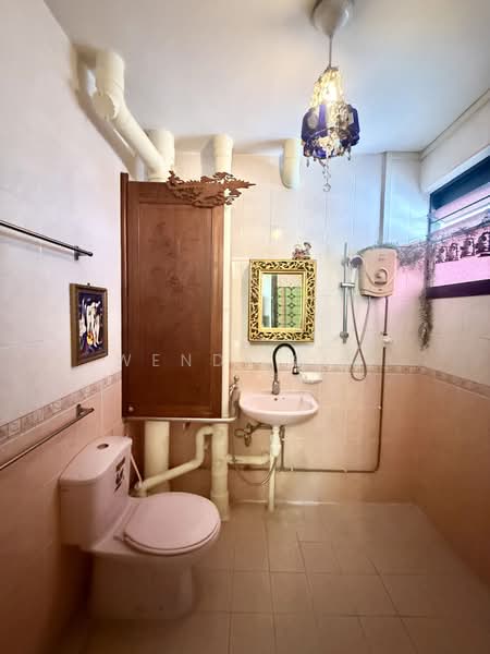 229 Lorong 8 Toa Payoh, 229 Lorong 8 Toa Payoh, 4 Bedrooms, 1,259 sqft, HDB Flat For Sale, by Wendi Sim, 500122036 - Master Bathroom - PropertyGuru.com.sg