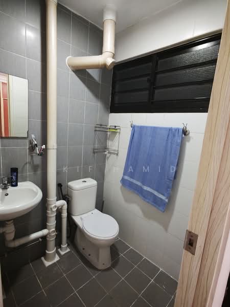 231 Bukit Batok East Avenue 5, 231 Bukit Batok East Avenue 5, 1 Bedroom, 628 sqft, HDB Flat For Rent, by Akif Hamid, 500122039 - Bathroom - PropertyGuru.com.sg