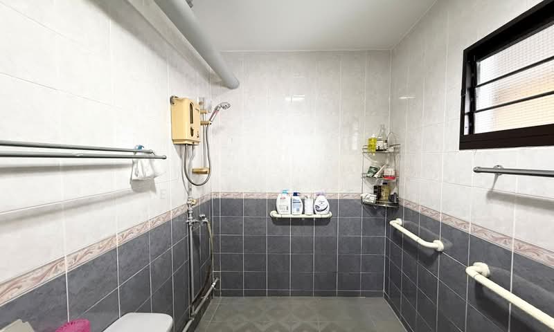 298B Compassvale Street, 298B Compassvale Street, 3 Bedrooms, 1,011 sqft, HDB Flat For Sale, by Elaine Lee, 500122064 - Bathroom - PropertyGuru.com.sg