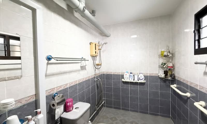 298B Compassvale Street, 298B Compassvale Street, 3 Bedrooms, 1,011 sqft, HDB Flat For Sale, by Elaine Lee, 500122064 - Bathroom - PropertyGuru.com.sg
