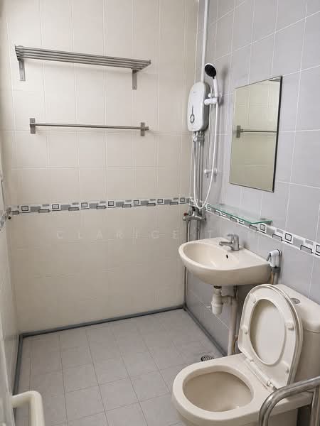 693 Hougang Street 61, 693 Hougang Street 61, 3 Bedrooms, 89 sqft, HDB Flat For Rent, by Clarice Toh, 500122069 - Bathroom - PropertyGuru.com.sg