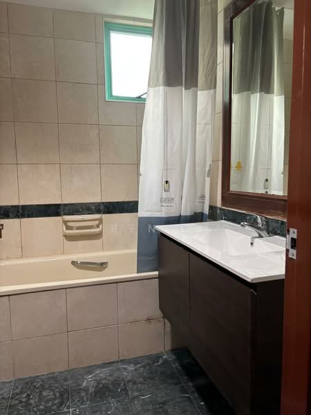 Hazel Park Condo, 21 Hazel Park Condo, 3 Bedrooms, 1,335 sqft, Condominium For Rent, by Karen Neo, 500122073 - Bathroom - PropertyGuru.com.sg