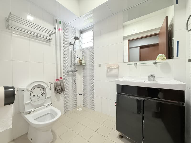 166A Yung Kuang Court, 166A Yung Kuang Road, 3 Bedrooms, 1,001 sqft, HDB Flat For Sale, by Merry Tan, 500122110 - Bathroom - PropertyGuru.com.sg