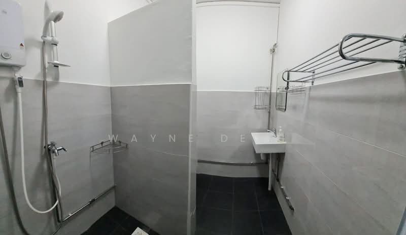 Jalan Pari Burong, , Room Rental, 100 sqft, Shophouse For Rent, by Wayne Deng, 500122115 - Bathroom - PropertyGuru.com.sg