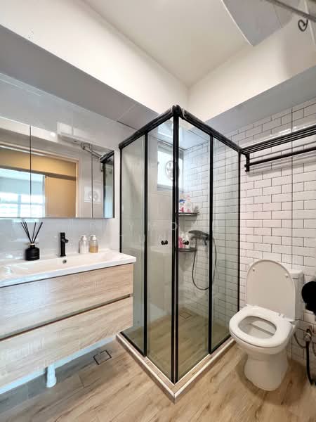 166B Yung Kuang Court, 166B Yung Kuang Road, 3 Bedrooms, 1,001 sqft, HDB Flat For Sale, by Raymond Tung, 500122141 - Common Bathroom - PropertyGuru.com.sg