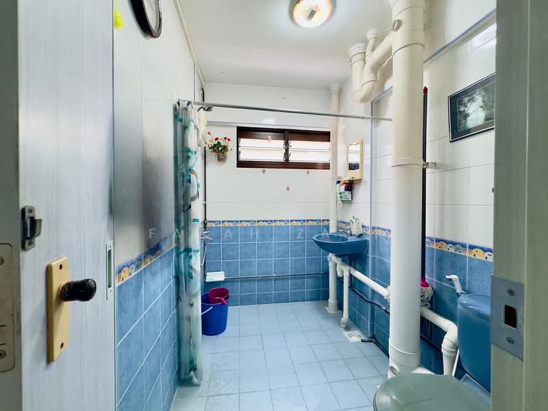 306 Ang Mo Kio Avenue 1, 306 Ang Mo Kio Avenue 1, 3 Bedrooms, 1,324 sqft, HDB Flat For Sale, by Farah Zack, 500122256 - Bathroom - PropertyGuru.com.sg