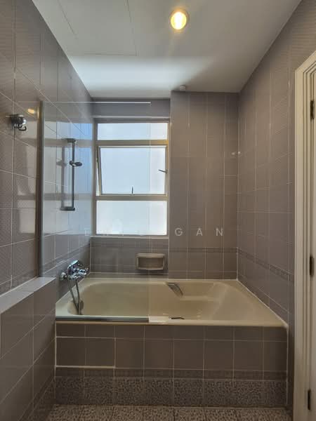 Leonie Condotel, 2 Leonie Hill Road, 4 Bedrooms, 2,722 sqft, Condominium For Rent, by Eric Gan, 500122286 - Master Bathroom - PropertyGuru.com.sg