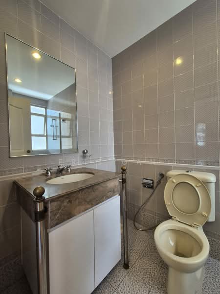 Leonie Condotel, 2 Leonie Hill Road, 4 Bedrooms, 2,722 sqft, Condominium For Rent, by Eric Gan, 500122286 - Bathroom - PropertyGuru.com.sg