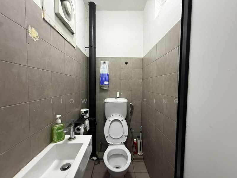 Desker Road, , 117 sqft, Office For Rent, by Liow Hai Ting, 500122320 - Bathroom - CommercialGuru.com.sg