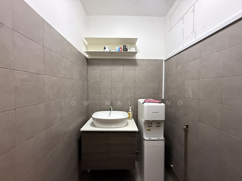 Desker Road, , 117 sqft, Office For Rent, by Liow Hai Ting, 500122320 - Bathroom - CommercialGuru.com.sg