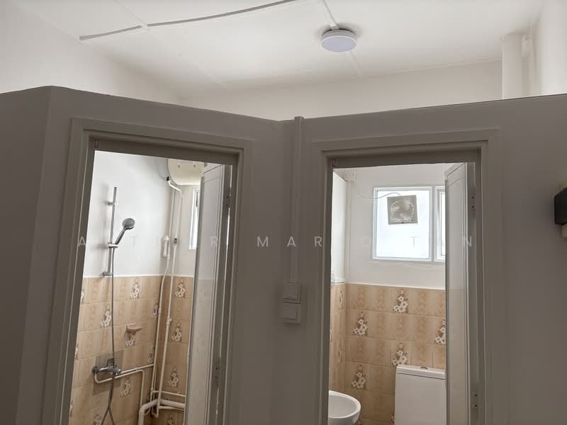 Hillview Estate, Jalan Intan, 4 Bedrooms, 1,800 sqft, Terraced House For Rent, by Arthur Mario Tan, 500122398 - Bathroom - PropertyGuru.com.sg