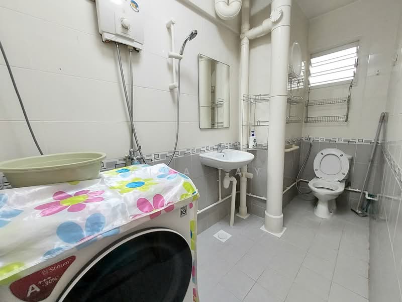 336 Jurong East Avenue 1, 336 Jurong East Avenue 1, Room Rental, 150 sqft, HDB Flat For Rent, by Aida Tay, 500122408 - Bathroom - PropertyGuru.com.sg