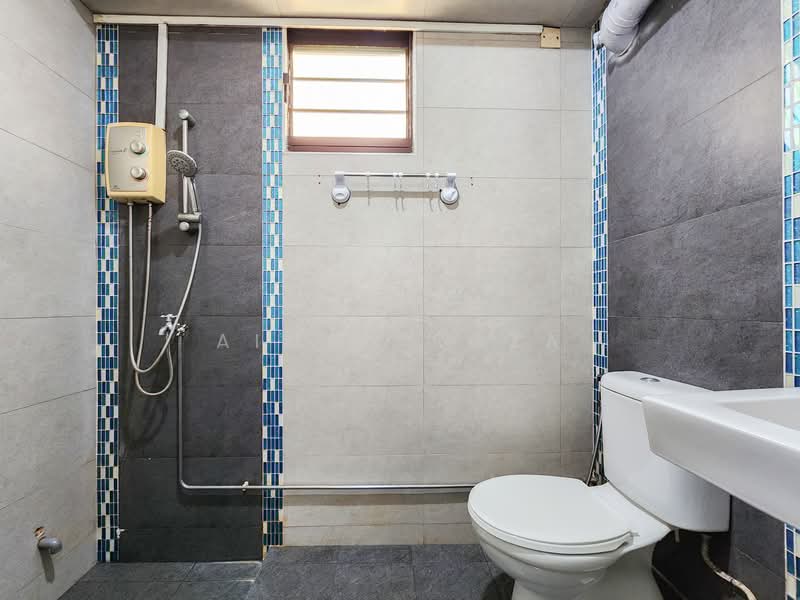 677 Choa Chu Kang Crescent, 677 Choa Chu Kang Crescent, 3 Bedrooms, 1,141 sqft, HDB Flat For Sale, by Aiman Roza, 500122418 - Bathroom - PropertyGuru.com.sg