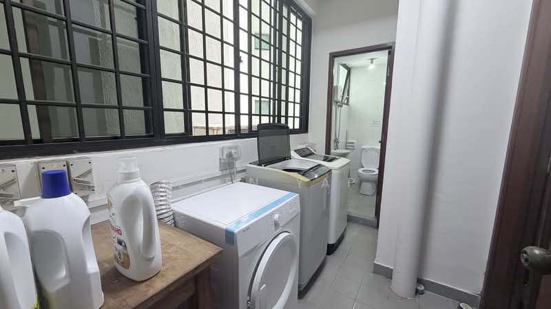 Parc Oasis, 35 Jurong East Avenue 1, Room Rental, 100 sqft, Condominium For Rent, by Leen Yap, 500122444 - Laundry and yard toilet - PropertyGuru.com.sg