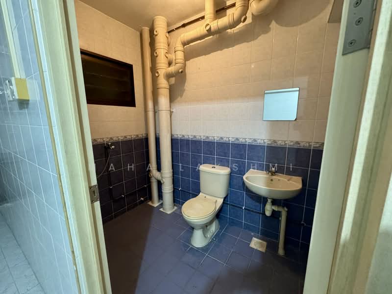 194 Rivervale Drive, 194 Rivervale Drive, 2 Bedrooms, 1,001 sqft, HDB Flat For Rent, by MAHA LAKSHMI, 500122457 - Bathroom - PropertyGuru.com.sg