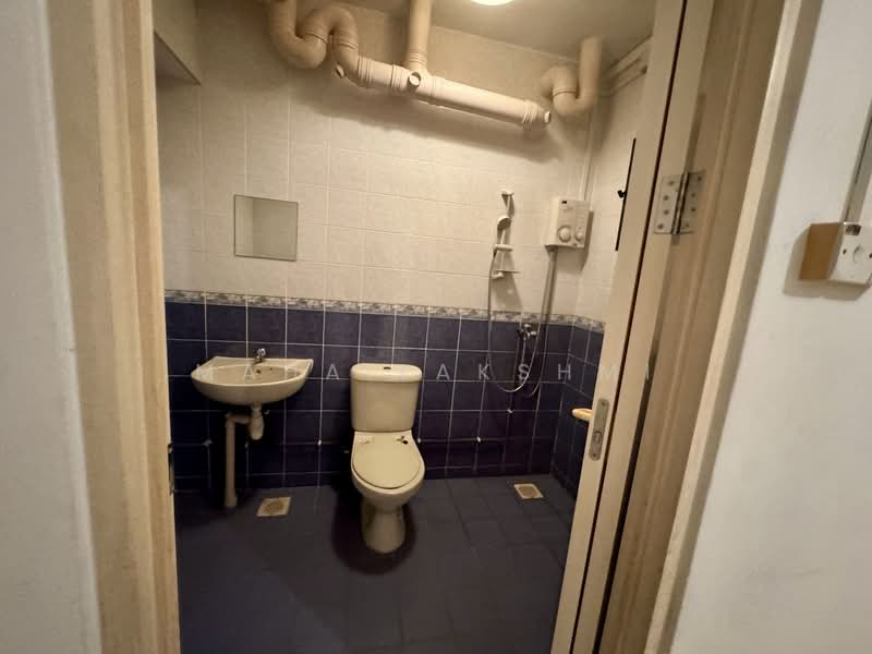 194 Rivervale Drive, 194 Rivervale Drive, 2 Bedrooms, 1,001 sqft, HDB Flat For Rent, by MAHA LAKSHMI, 500122457 - Bathroom - PropertyGuru.com.sg