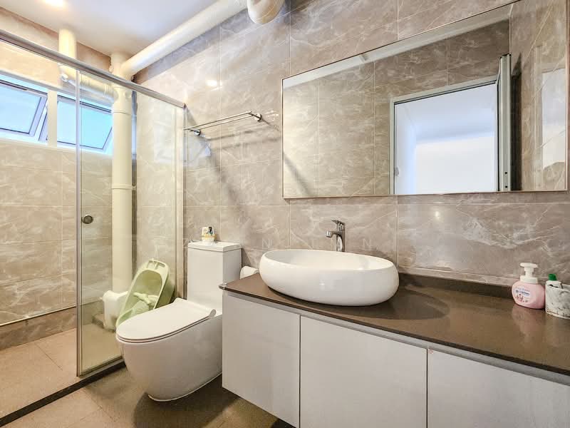 446 Hougang Avenue 8, 446 Hougang Avenue 8, 4 Bedrooms, 1,572 sqft, HDB Flat For Sale, by Zann Tan, 500122476 - Bathroom - PropertyGuru.com.sg