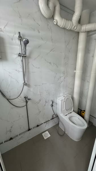 421 Serangoon Central, 421 Serangoon Central, 3 Bedrooms, 1,130 sqft, HDB Flat For Sale, by Kenny Ang, 500122485 - Bathroom - PropertyGuru.com.sg