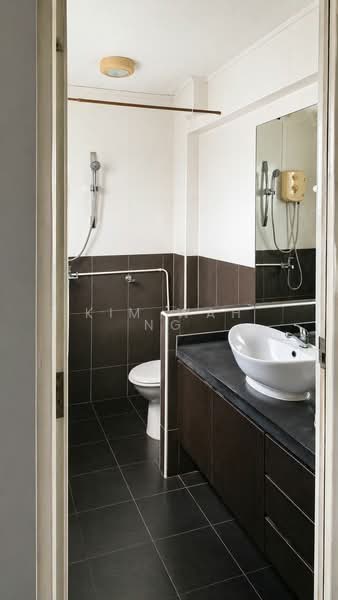 211 Serangoon Avenue 4, 211 Serangoon Avenue 4, 3 Bedrooms, 1,001 sqft, HDB Flat For Sale, by Kim Wah Ng, 500122525 - Bathroom - PropertyGuru.com.sg