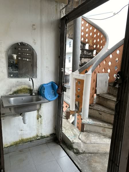 Upper Serangoon Road, Upper Serangoon Road, 3 Bedrooms, 1,062 sqft, Walk-up Apartment For Sale, by Jacqueline Ho 何聲梅, 500122602 - Exterior - PropertyGuru.com.sg