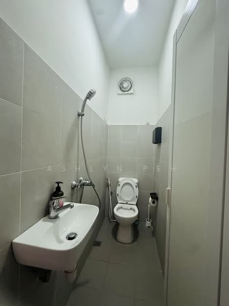 Nice Reno F&B/Cafe Shophouse. Good Location near Farrer Park/Little India Area, Farrer Park/Race Course Road/Little India Area/Jalan Besar/Boon Keng, 1,686 sqft, Food & Beverage For Rent, by Ashlyn Peh, 500122623 - Bathroom - CommercialGuru.com.sg