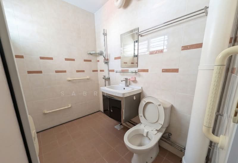 145 Bishan Street 11, 145 Bishan Street 11, 4 Bedrooms, 1,313 sqft, HDB Flat For Sale, by Sabrina Sim, 500122639 - Master Bathroom - PropertyGuru.com.sg