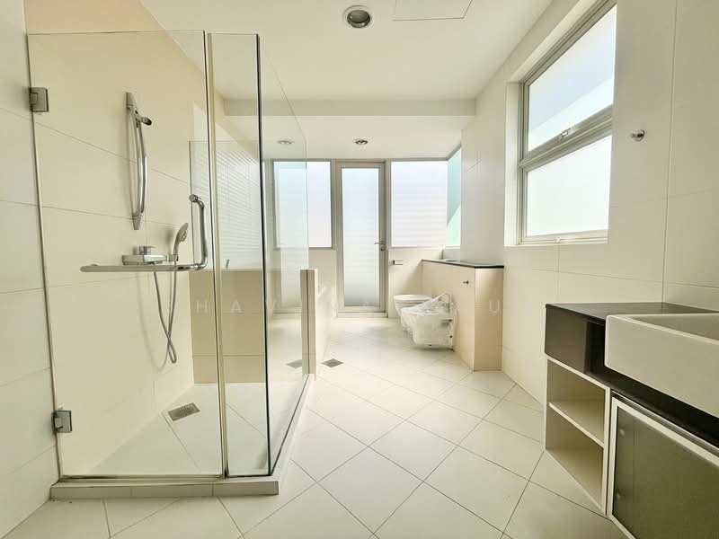 Lovely Detached/Bungalow with Pool & Garden, in Braddell Heights Estate!, Cotswold Close | Lynwood Grove | Muswell Hill | Matlock Rise, 7 Bedrooms, 6,600 sqft, Detached House For Rent, by Bhavina Kaur, 500122680 - Bathroom - PropertyGuru.com.sg