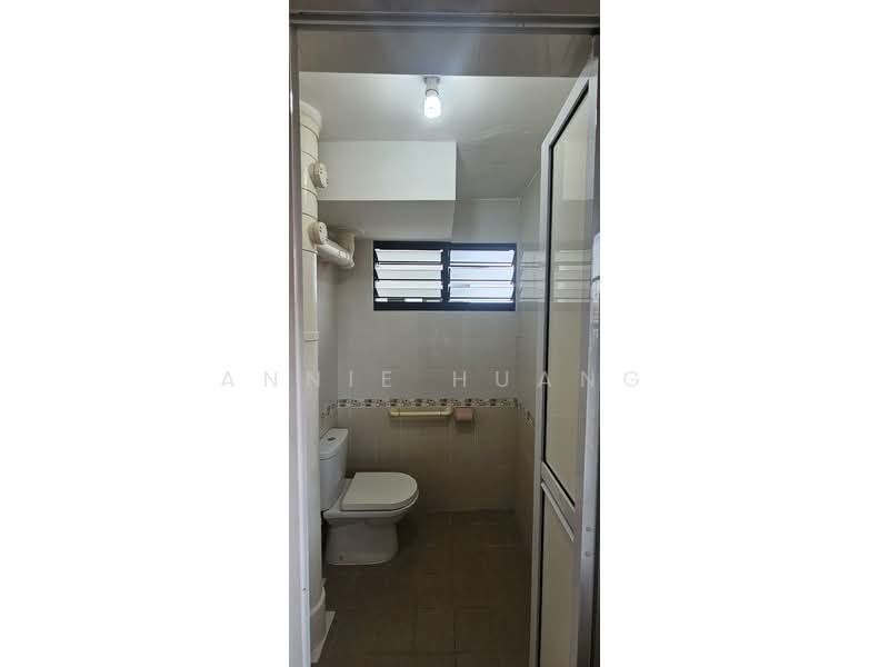 124 Ang Mo Kio Avenue 6, 124 Ang Mo Kio Avenue 6, 2 Bedrooms, 721 sqft, HDB Flat For Sale, by Annie Huang, 500122683 - Bathroom - PropertyGuru.com.sg
