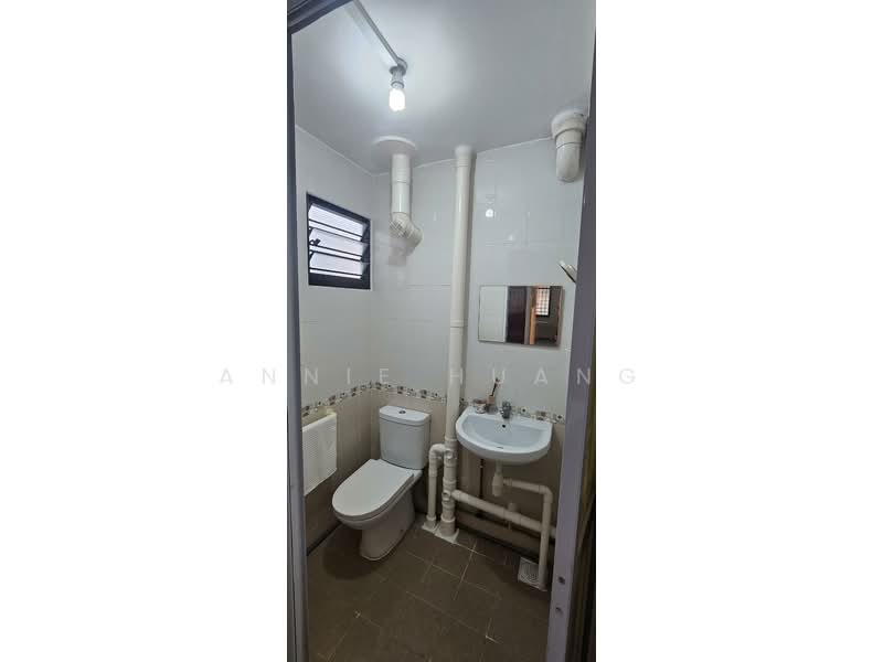124 Ang Mo Kio Avenue 6, 124 Ang Mo Kio Avenue 6, 2 Bedrooms, 721 sqft, HDB Flat For Sale, by Annie Huang, 500122683 - Bathroom - PropertyGuru.com.sg