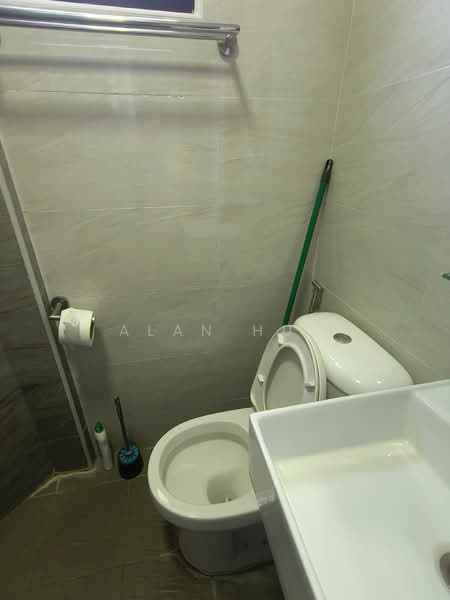 208 Jurong East Street 21, 208 Jurong East Street 21, Room Rental, 200 sqft, HDB Flat For Rent, by Alan Huy, 500122714 - Bathroom - PropertyGuru.com.sg