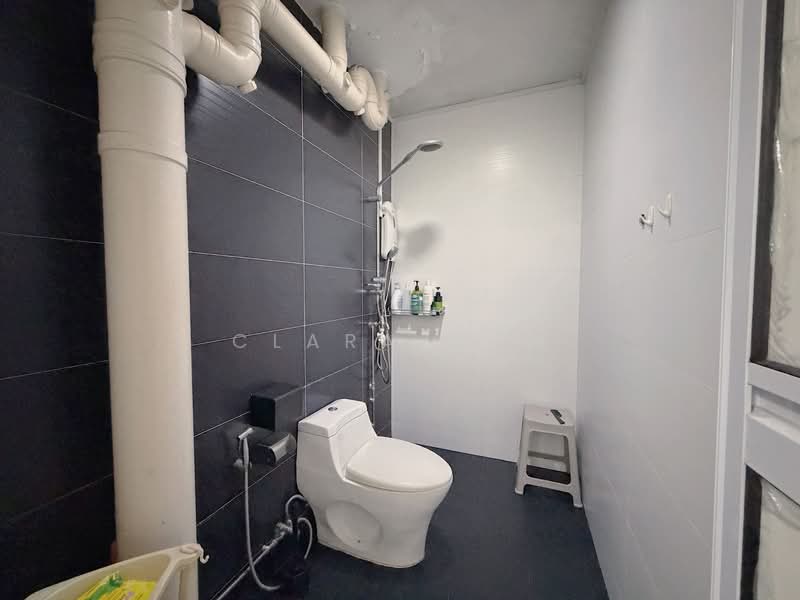 286B Toh Guan Road, 286B Toh Guan Road, 4 Bedrooms, 1,550 sqft, HDB Flat For Sale, by Clara Goh, 500122760 - Bathroom - PropertyGuru.com.sg