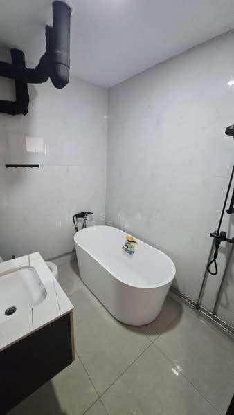 354 Bukit Batok Street 31, 354 Bukit Batok Street 31, 4 Bedrooms, 1,592 sqft, HDB Flat For Sale, by Hasnah Hassan Goh, 500122801 - Bathroom - PropertyGuru.com.sg