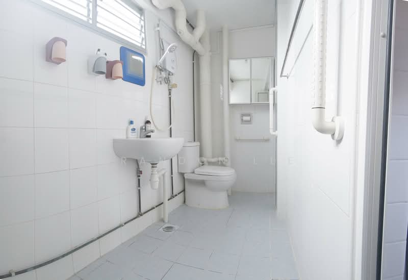 212 Serangoon Avenue 4, 212 Serangoon Avenue 4, Room Rental, 120 sqft, HDB Flat For Rent, by Brandon Lee, 500122815 - Bathroom - PropertyGuru.com.sg