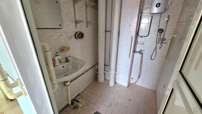 7 Tanjong Pagar Plaza, 7 Tanjong Pagar Plaza, 3 Bedrooms, 893 sqft, HDB Flat For Sale, by Joseph Khoo, 500122823 - Bathroom - PropertyGuru.com.sg