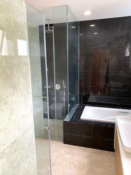 FOREIGNERS ELIGIBLE!!! Woodhaven Townhouse ✧ Near Schools & MRT, Woodgrove Avenue, Woodlands, Woodhaven, 4 Bedrooms, 3,358 sqft, Town House For Sale, by Brenda Zee (徐黎倫), 500122849 - Master Bathroom - PropertyGuru.com.sg